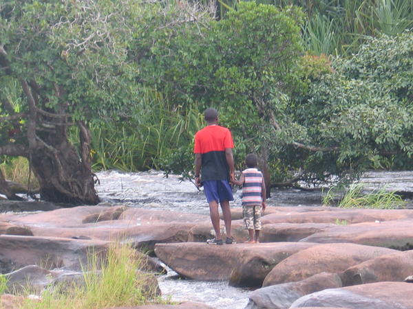 Afluente de rio Lucala nas quedas de água de Kalandula, março de 2013